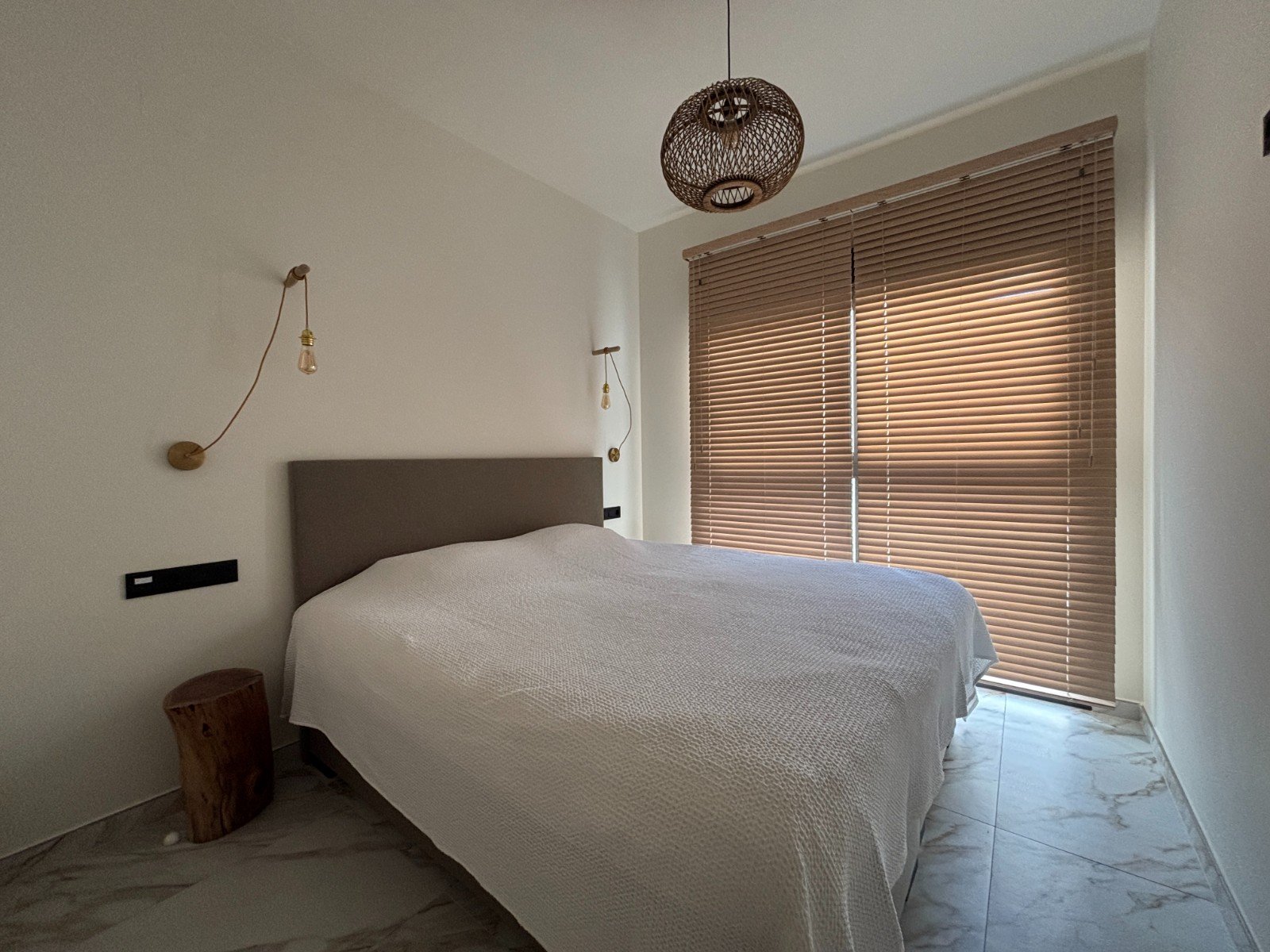 Neuwertige Penthouse-Wohnung mit 2 Schlafzimmern, 2 Bädern, Dachterrasse und Tiefgaragenstellplatz nur 700 m vom Strand