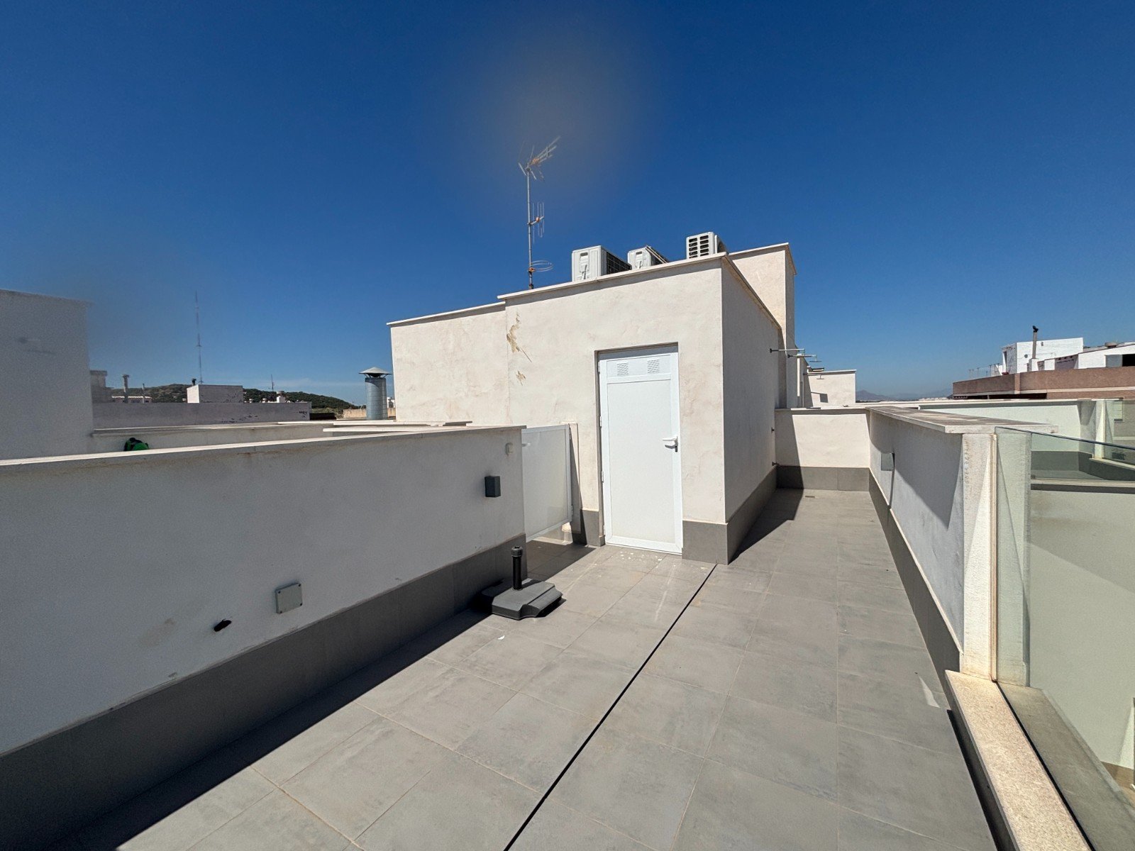 Neuwertige Penthouse-Wohnung mit 2 Schlafzimmern, 2 Bädern, Dachterrasse und Tiefgaragenstellplatz nur 700 m vom Strand