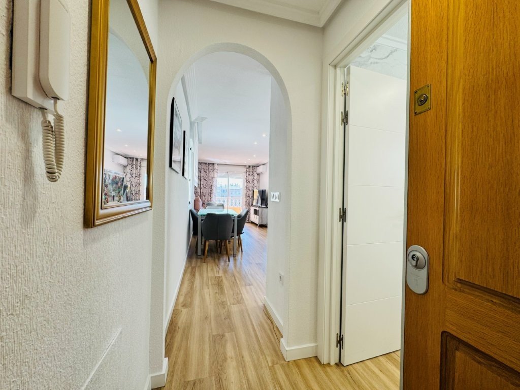 Renovierte Wohnung mit 2 Schlafzimmern, 1 Bad und Tiefgaragenstellplatz nur 600 m vom Strand