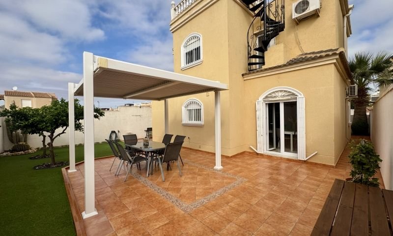 Torrevieja: Freistehende Villa mit 4 Schlafzimmern, 2 Bädern, Dachterrasse und Garage in Aguas Nuevas Torrevieja: Freistehende Villa mit 4 Schlafzimmern, 2 Bädern, Dachterrasse und Garage in Aguas Nuevas