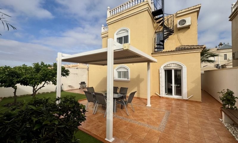 Freistehende Villa mit 4 Schlafzimmern, 2 Bädern, Dachterrasse und Garage in Aguas Nuevas