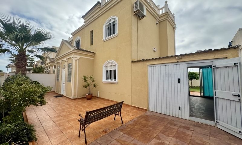 Freistehende Villa mit 4 Schlafzimmern, 2 Bädern, Dachterrasse und Garage in Aguas Nuevas