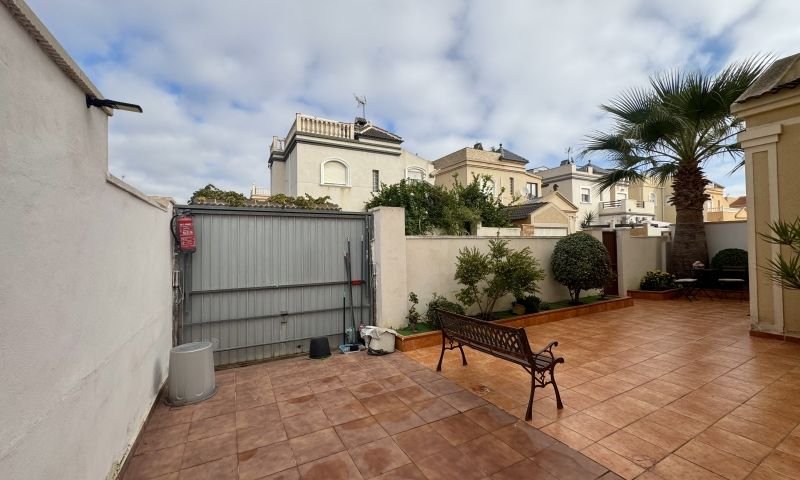 Freistehende Villa mit 4 Schlafzimmern, 2 Bädern, Dachterrasse und Garage in Aguas Nuevas