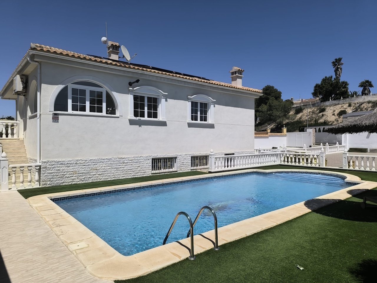 Freistehende Villa mit 5 Schlafzimmern, 2 Bädern und Privatpool in La Escuera