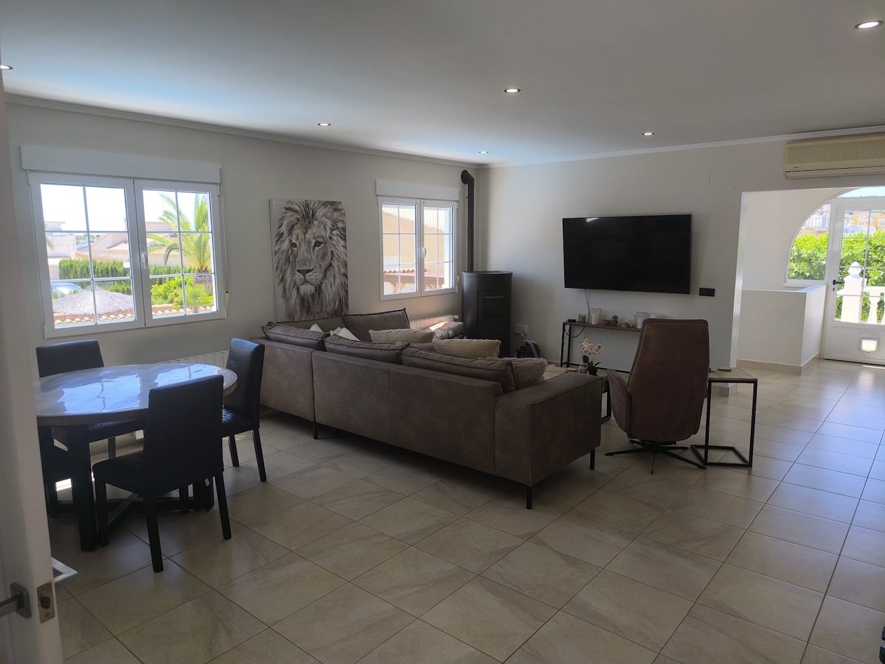 Freistehende Villa mit 5 Schlafzimmern, 2 Bädern und Privatpool in La Escuera