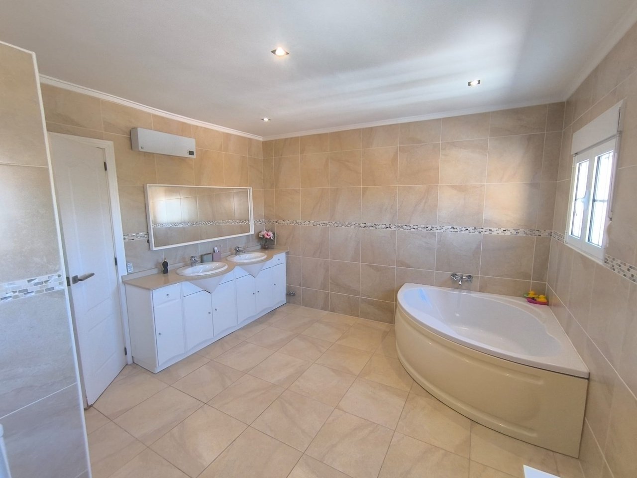 Freistehende Villa mit 5 Schlafzimmern, 2 Bädern und Privatpool in La Escuera