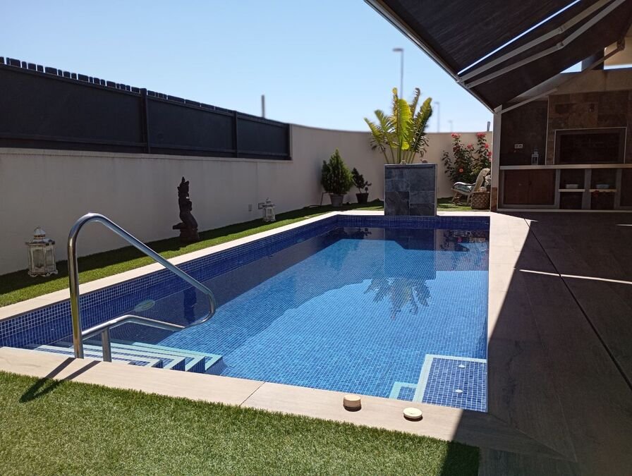 Exklusive Villa mit 3 Schlafzimmern, 2 Bädern, Garage und Privatpool