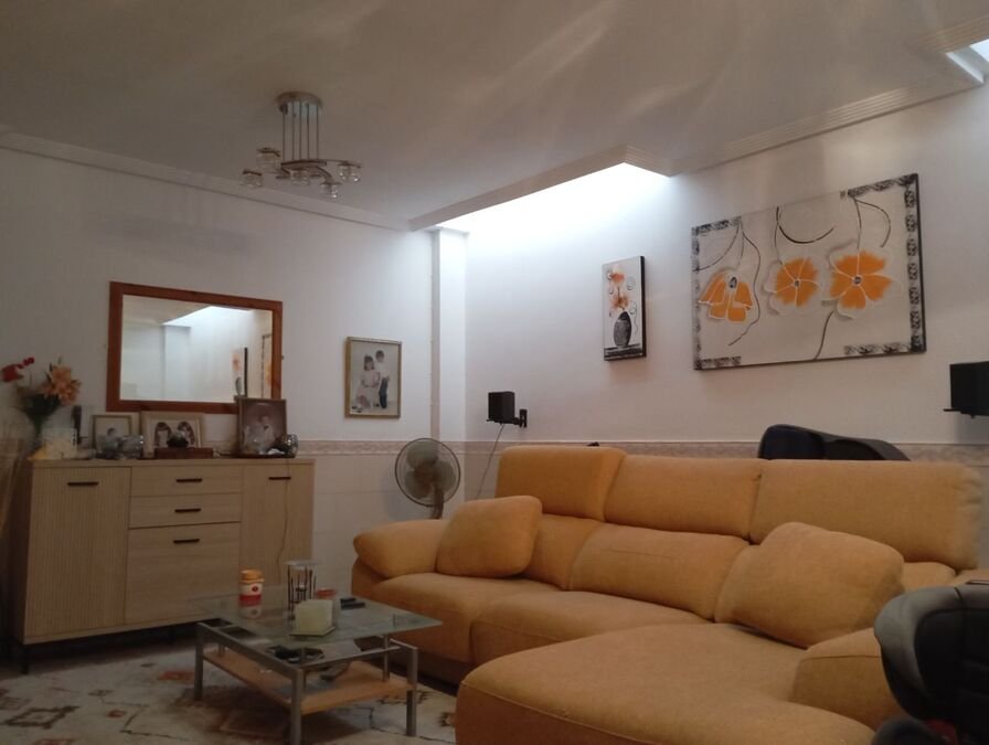 Reihenhaus mit 2 Schlafzimmern, 1 Bad, Gäste-WC, Dachterrasse und Gemeinschaftspool
