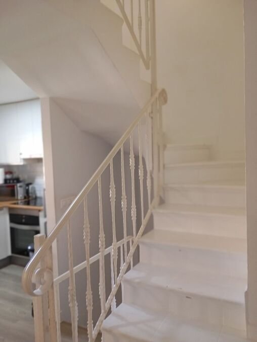 Reihenhaus mit 2 Schlafzimmern, 2 Bädern, Gäste-WC, Dachterrasse, Tiefgaragenstellplatz und Gemeinschaftspool