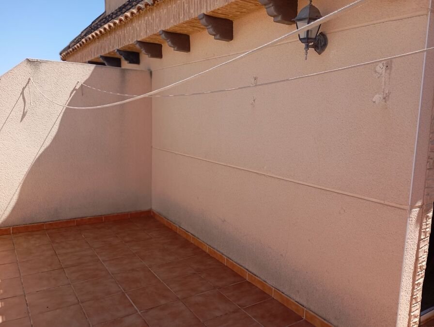 Reihenhaus mit 2 Schlafzimmern, 2 Bädern, Gäste-WC, Dachterrasse, Tiefgaragenstellplatz und Gemeinschaftspool