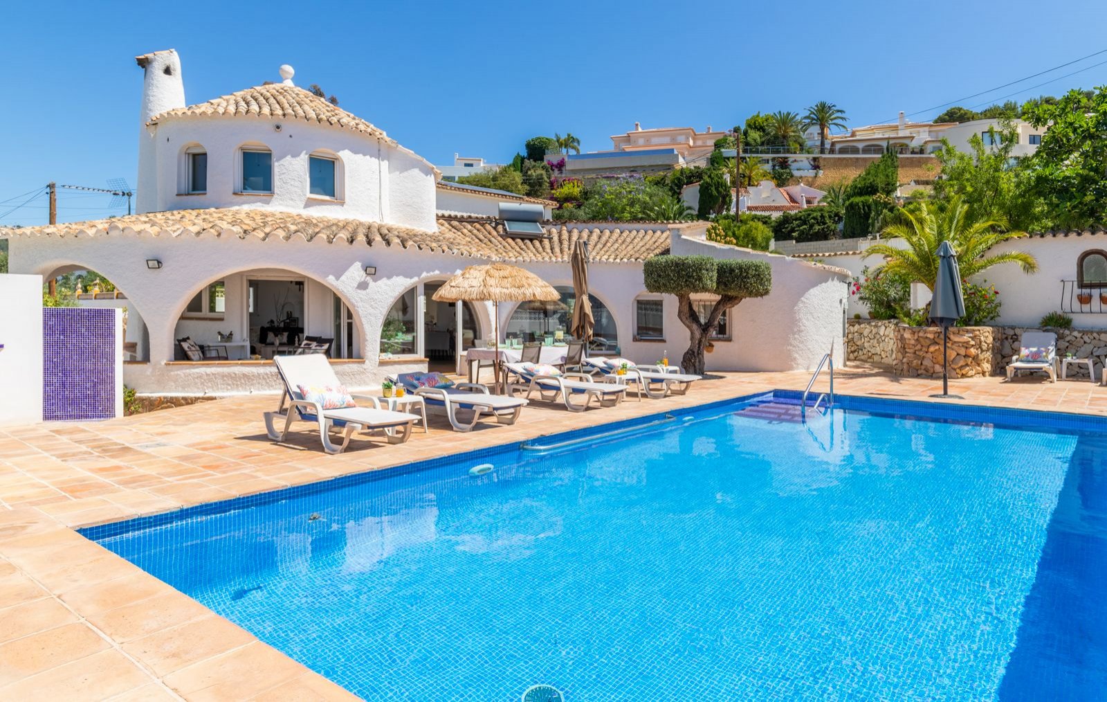 Beeindruckende renovierte Villa mit 3 Schlafzimmern, 3 Bädern, Privatpool und Vermietlizenz, nur 2 Gehminuten vom Strand entfernt
