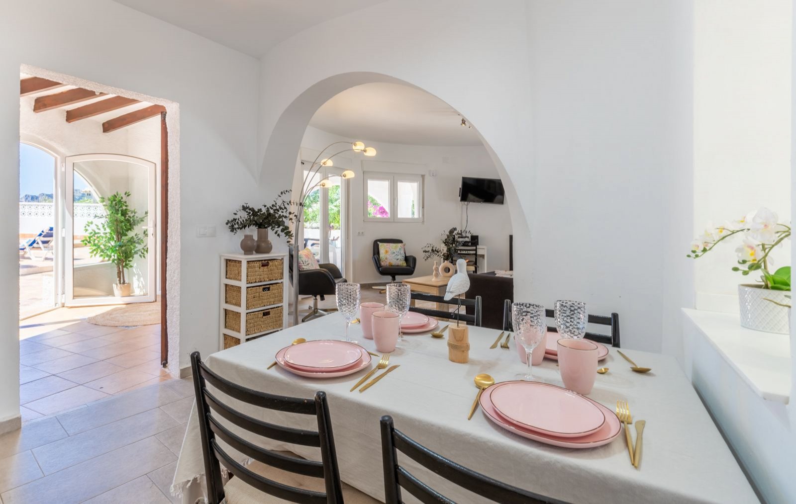 Beeindruckende renovierte Villa mit 3 Schlafzimmern, 3 Bädern, Privatpool und Vermietlizenz, nur 2 Gehminuten vom Strand entfernt