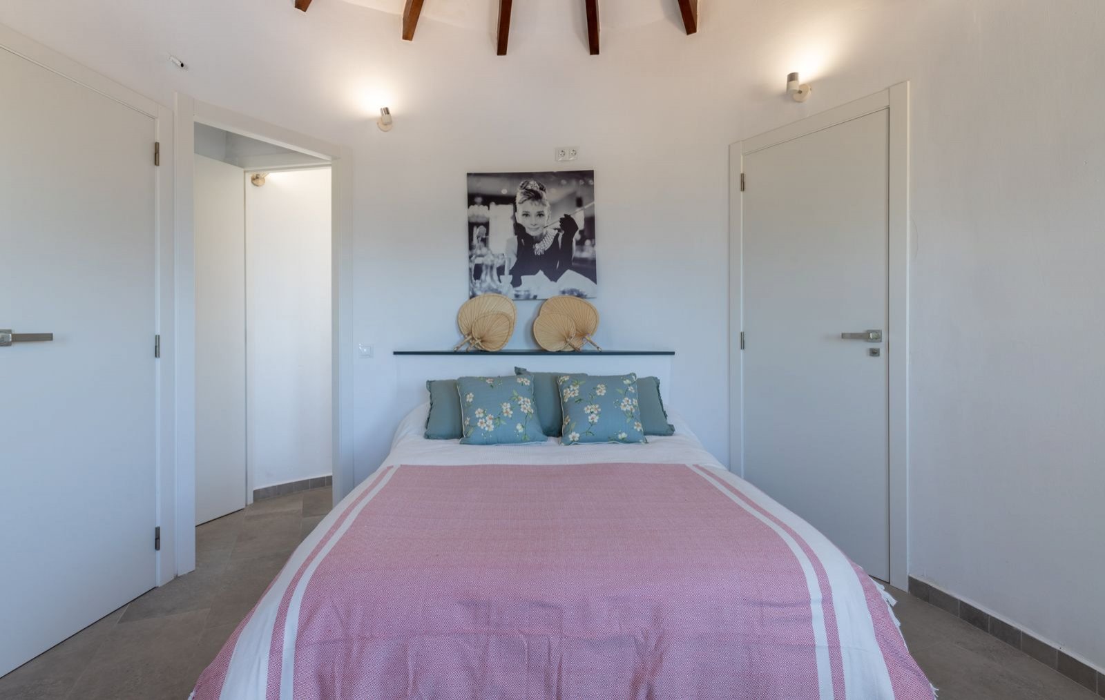 Beeindruckende renovierte Villa mit 3 Schlafzimmern, 3 Bädern, Privatpool und Vermietlizenz, nur 2 Gehminuten vom Strand entfernt