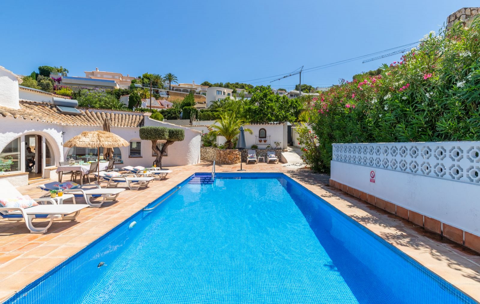 Beeindruckende renovierte Villa mit 3 Schlafzimmern, 3 Bädern, Privatpool und Vermietlizenz, nur 2 Gehminuten vom Strand entfernt