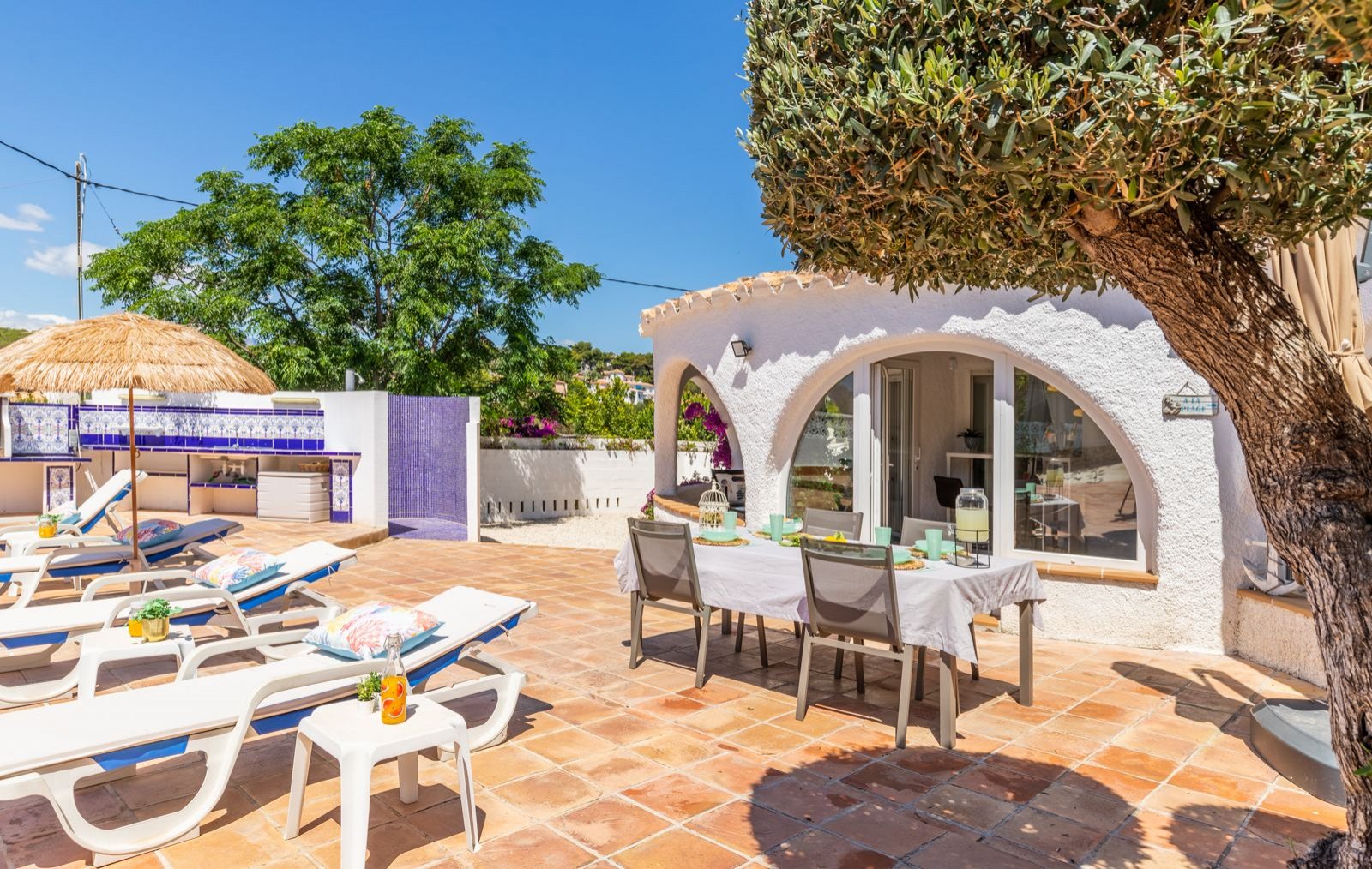 Beeindruckende renovierte Villa mit 3 Schlafzimmern, 3 Bädern, Privatpool und Vermietlizenz, nur 2 Gehminuten vom Strand entfernt