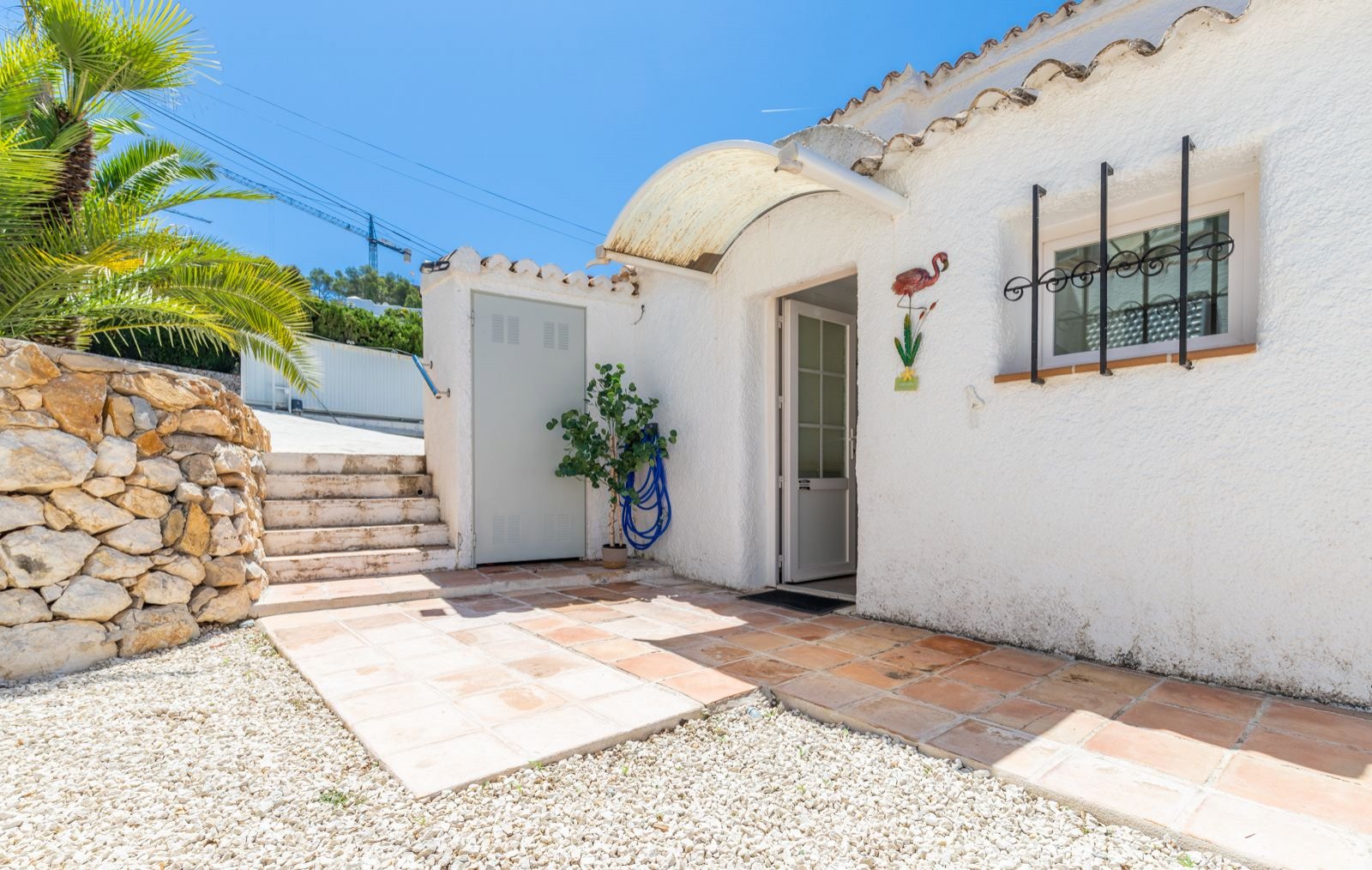 Beeindruckende renovierte Villa mit 3 Schlafzimmern, 3 Bädern, Privatpool und Vermietlizenz, nur 2 Gehminuten vom Strand entfernt