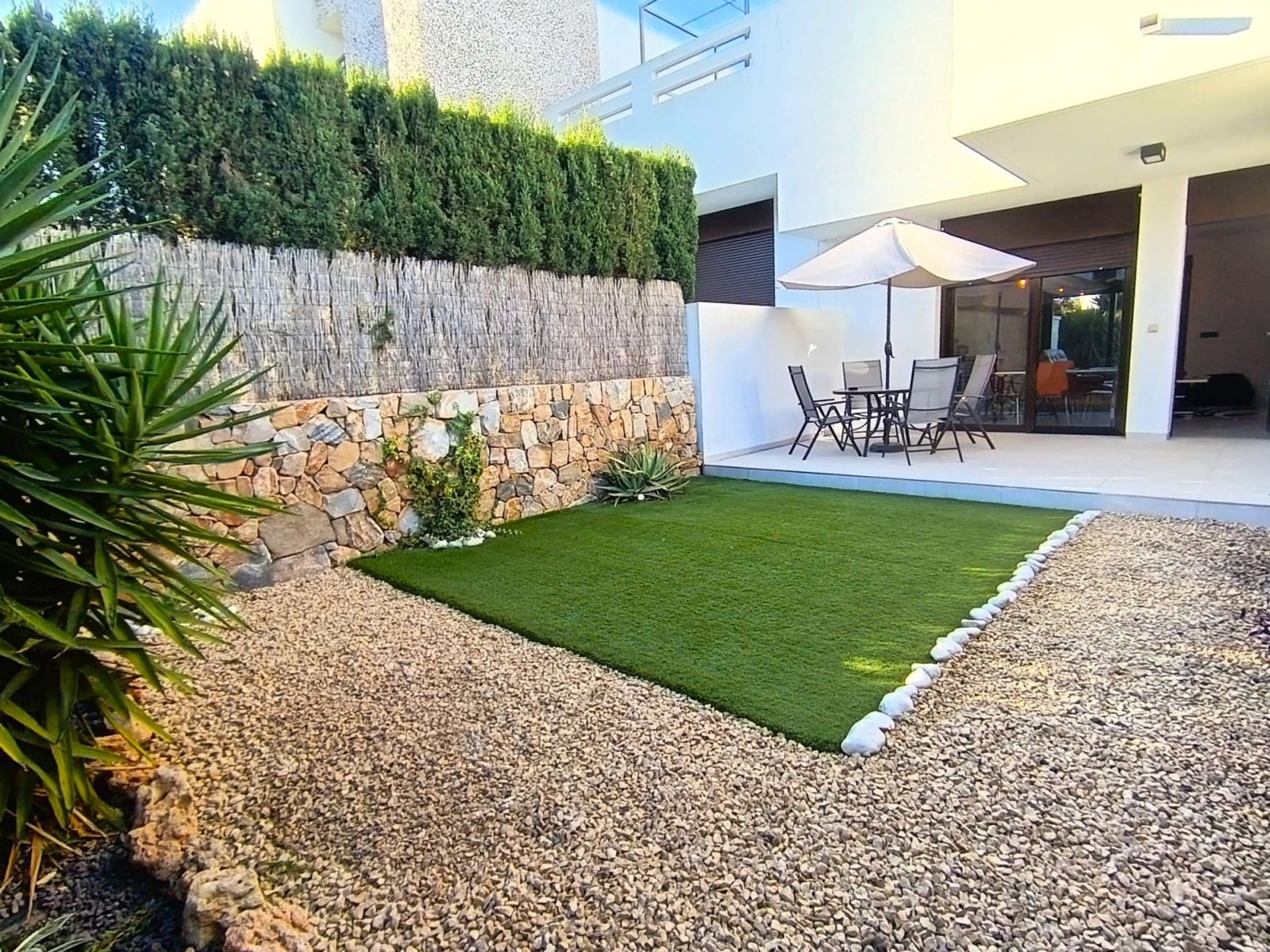 Erdgeschoss-Wohnung mit 2 Schlafzimmern, 2 Bädern, Kfz-Stellplatz und Gemeinschaftspool im La Finca Golf Resort