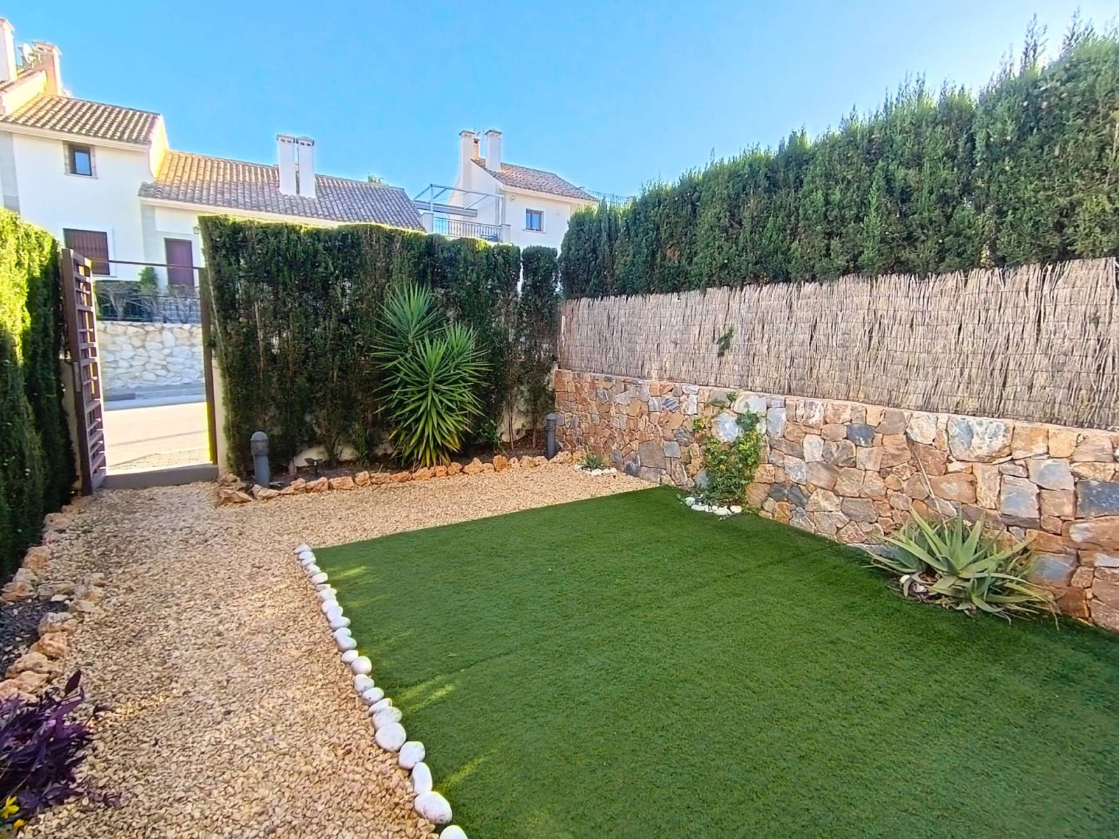 Erdgeschoss-Wohnung mit 2 Schlafzimmern, 2 Bädern, Kfz-Stellplatz und Gemeinschaftspool im La Finca Golf Resort