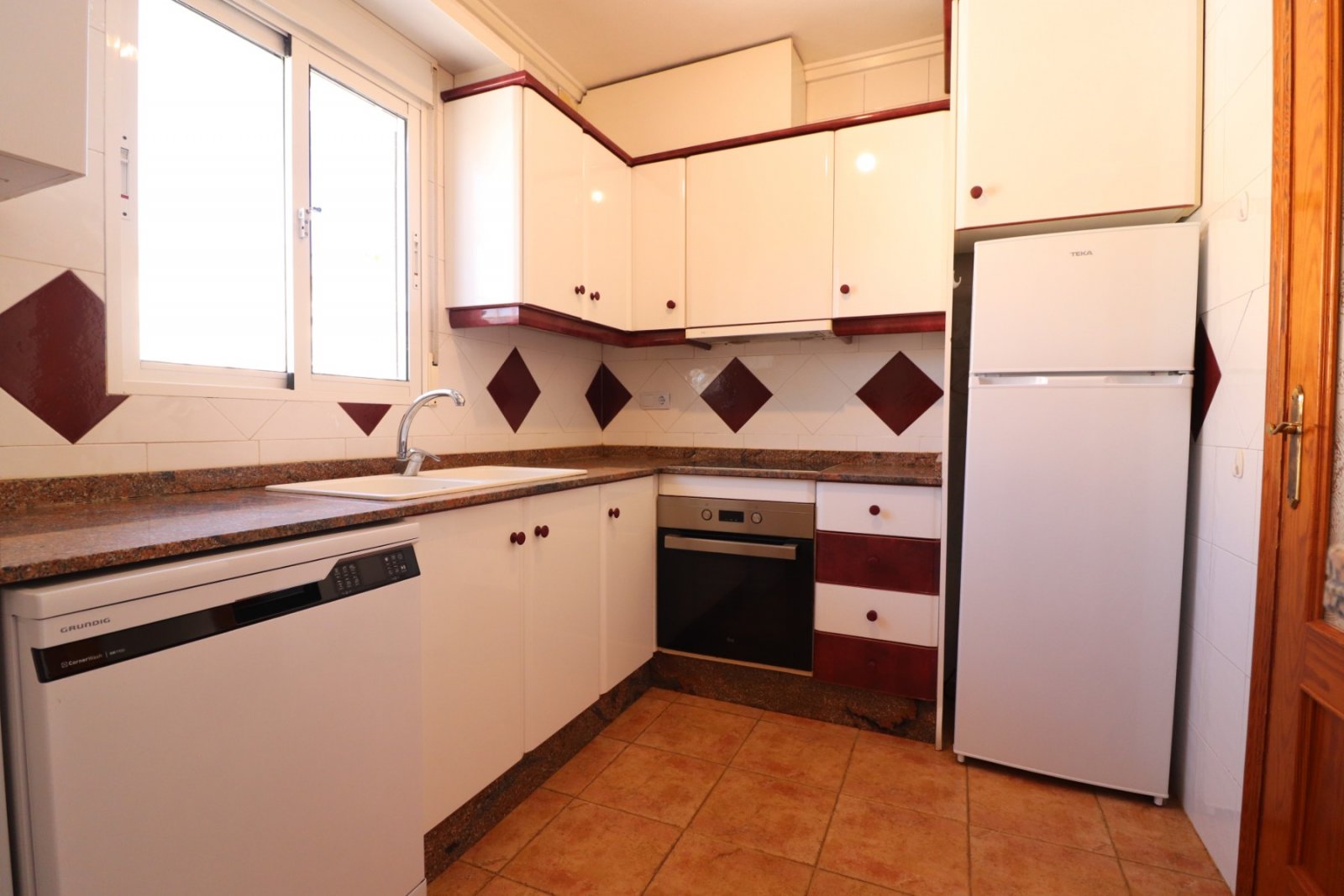 Villa mit 3 Schlafzimmern, 2 Bädern, Gäste-WC, Garage und Privatpool in Lakeview Mansions