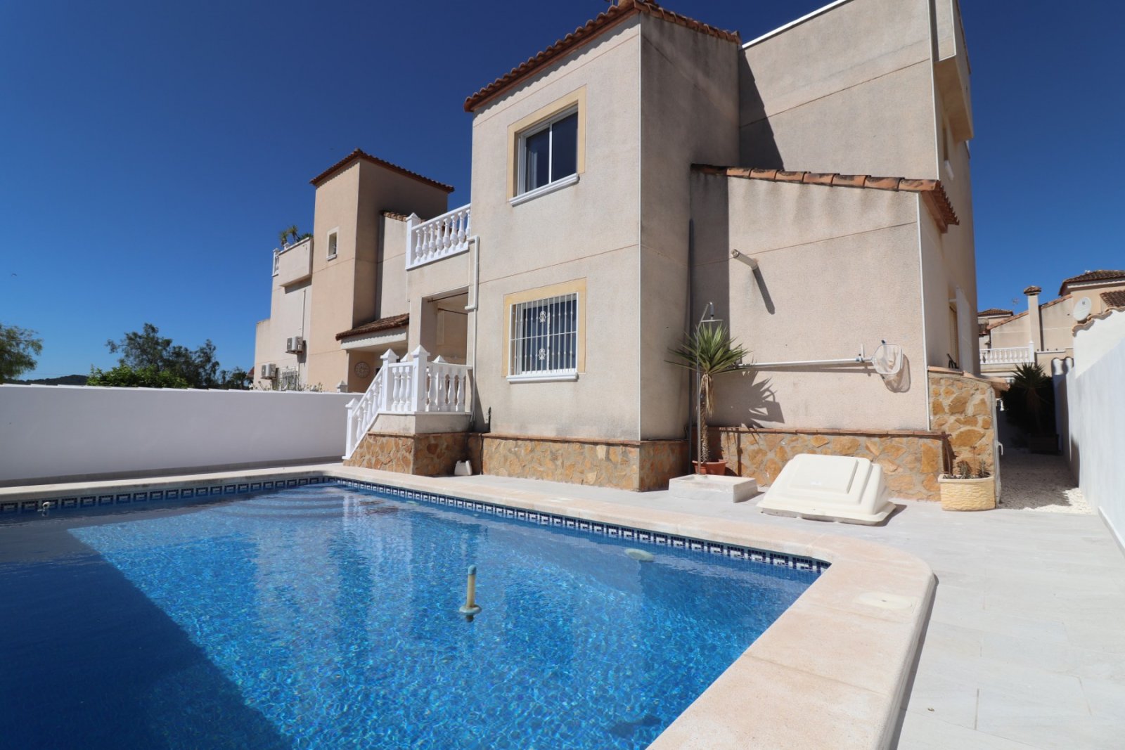 Villa mit 3 Schlafzimmern, 2 Bädern, Gäste-WC, Garage und Privatpool in Lakeview Mansions