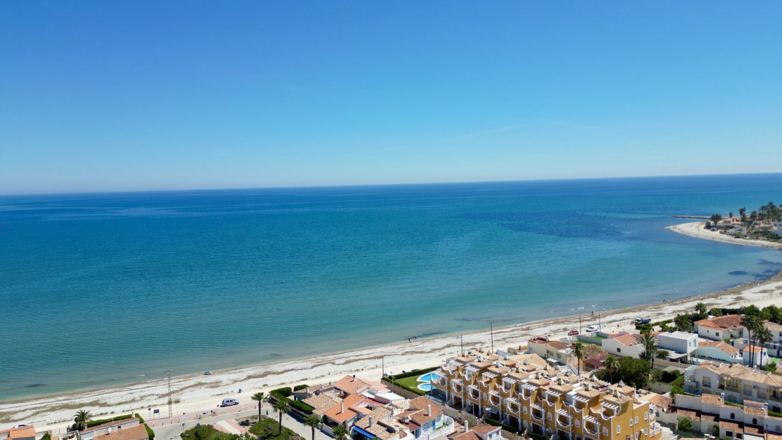 Reihenhaus mit Meerblick in zweiter Linie am Strand von Els Poblets
