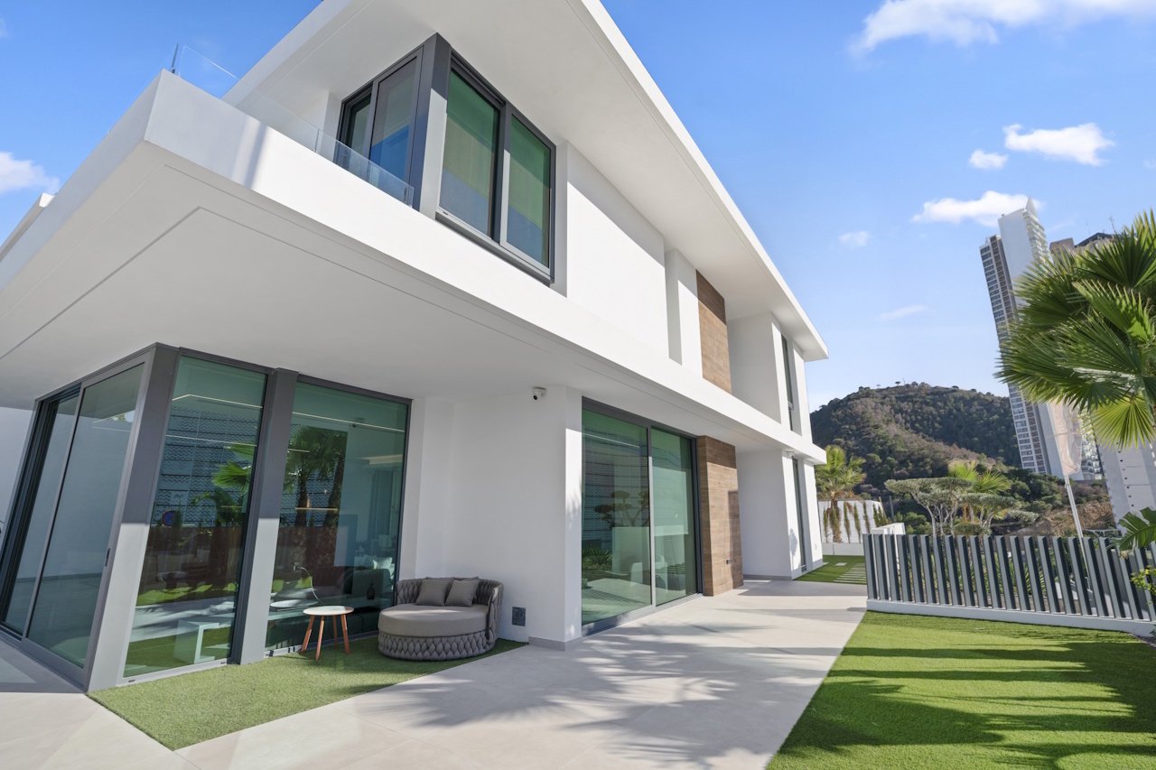 Luxusvillen mit 4 Schlafzimmern, 4 Bädern, Klimaanlage, Fußbodenheizung und Privatpool in einer der begehrtesten Gegenden von Benidorm