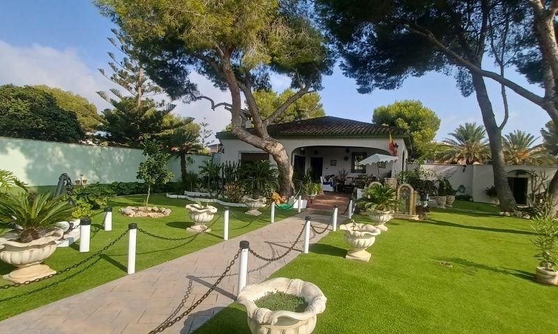 Spektakuläre Villa im mediterranen Stil mit 3 Schlafzimmern, 3 Bädern und Privatpool in Dehesa de Campoamor nur 950 m vom Strand