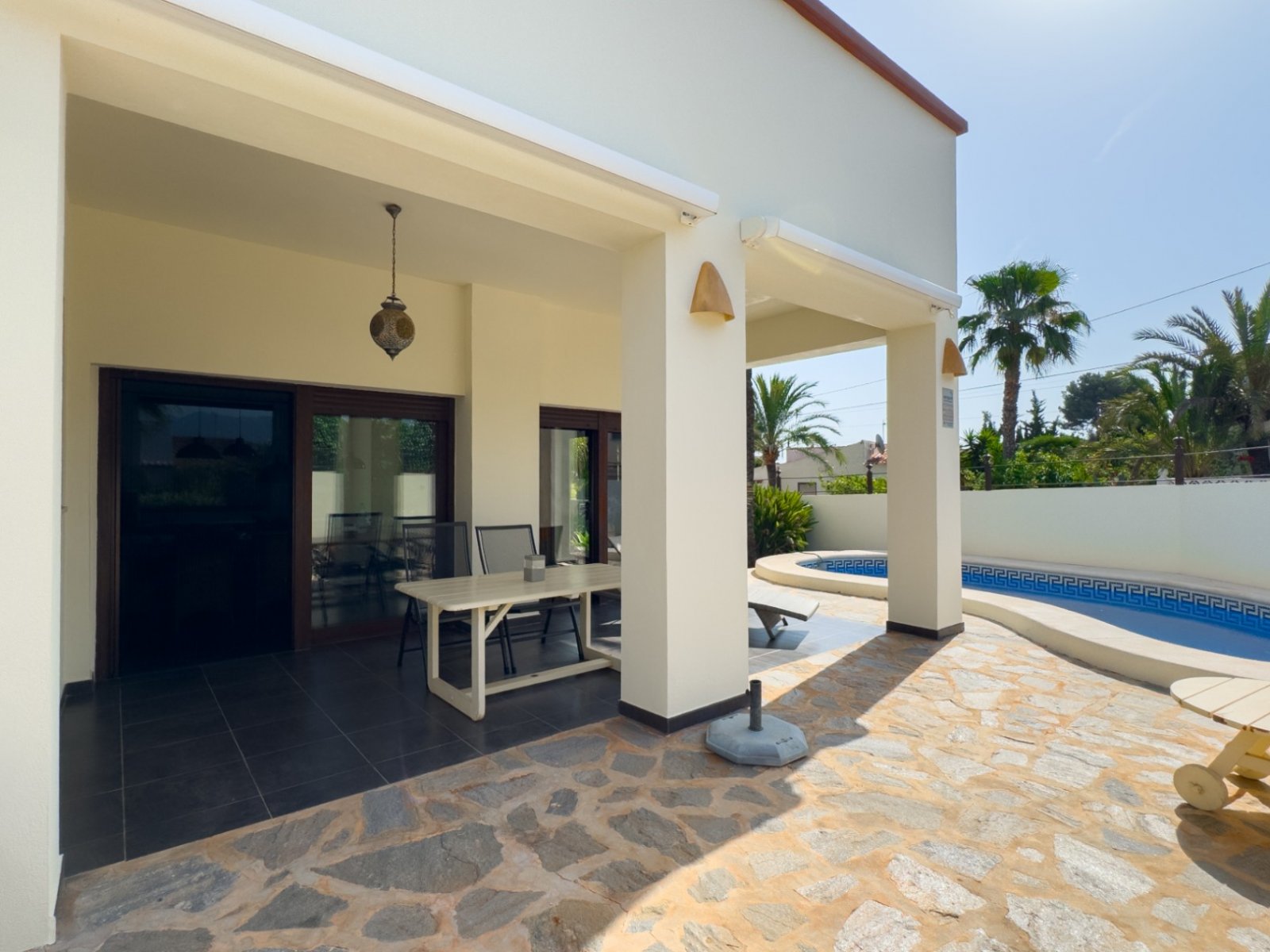 Großzügige Villa nur wenige Schritte vom Zentrum von Albir und nur 920 m vom Strand entfernt
