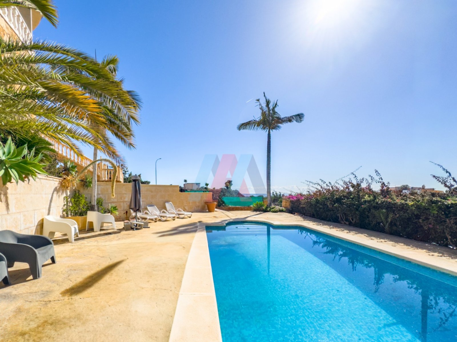 Mediterrane Villa mit Meerblick in Strandnähe