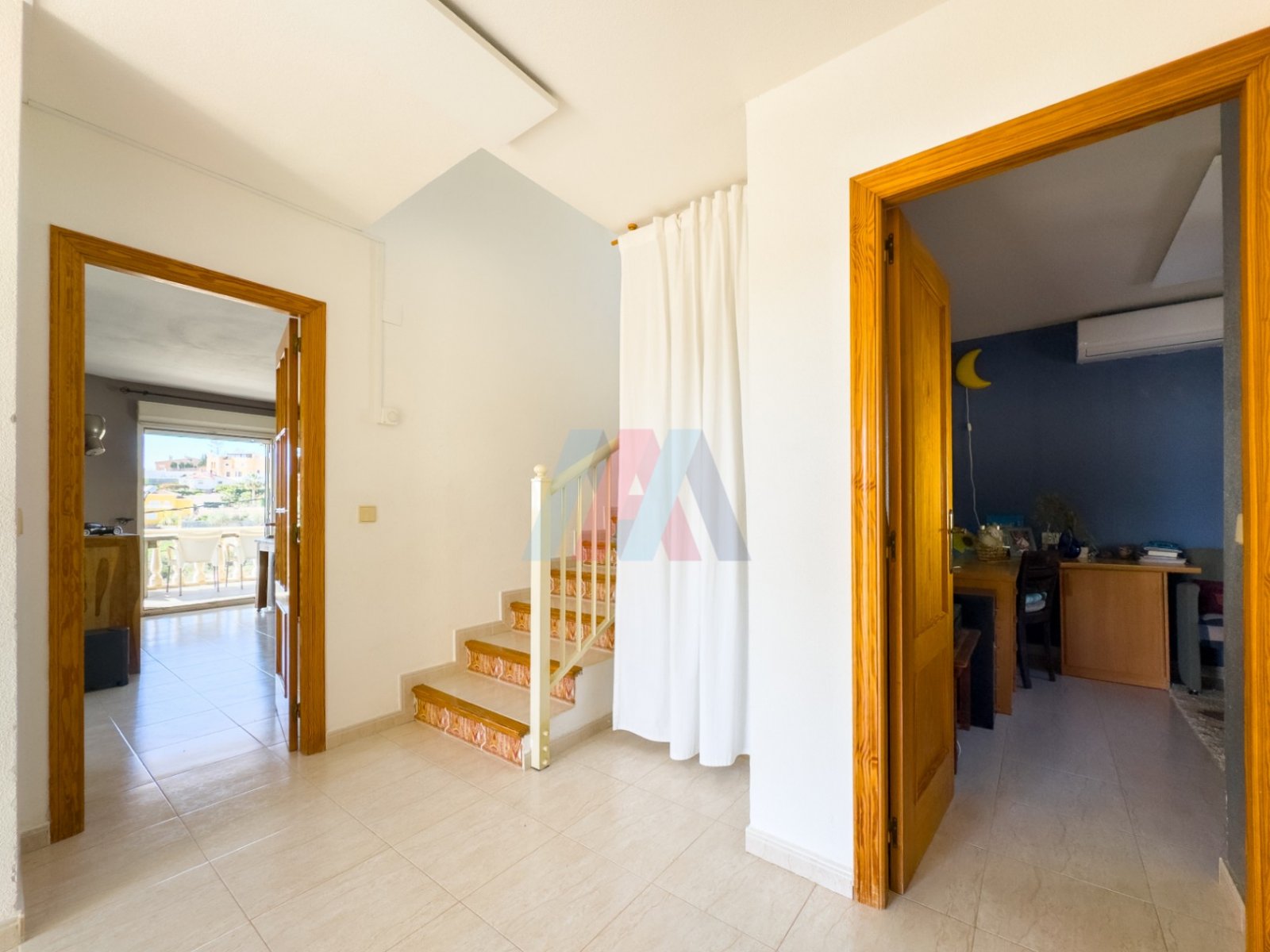 Mediterrane Villa mit Meerblick in Strandnähe