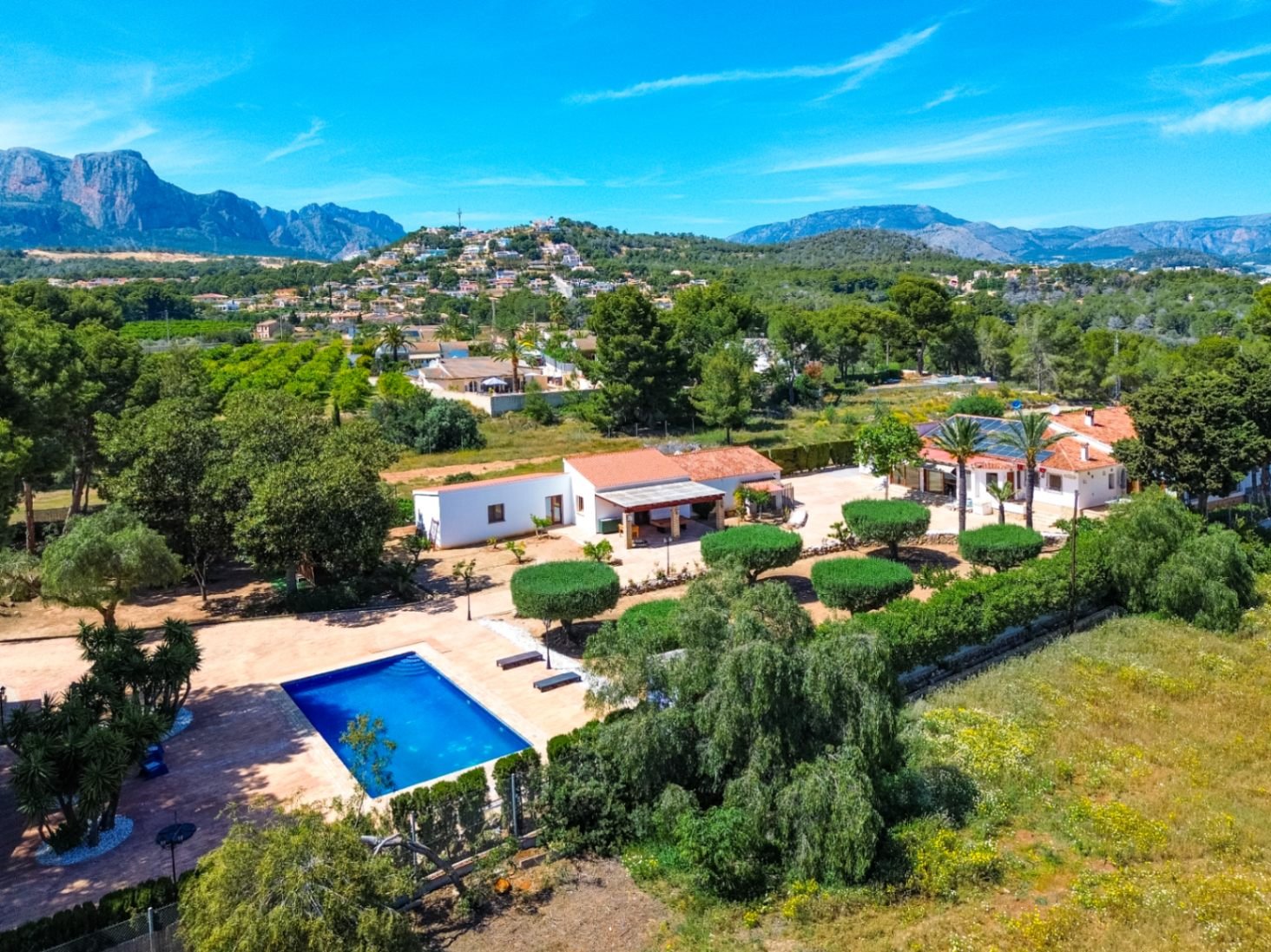 Privates Anwesen im mediterranen Finca-Stil mit freiem Blick auf die Berge und großzügigen Außenbereichen