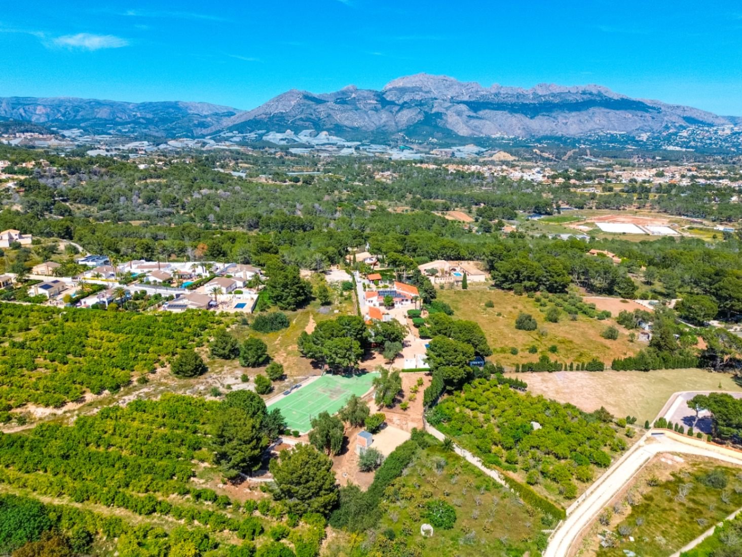 Privates Anwesen im mediterranen Finca-Stil mit freiem Blick auf die Berge und großzügigen Außenbereichen