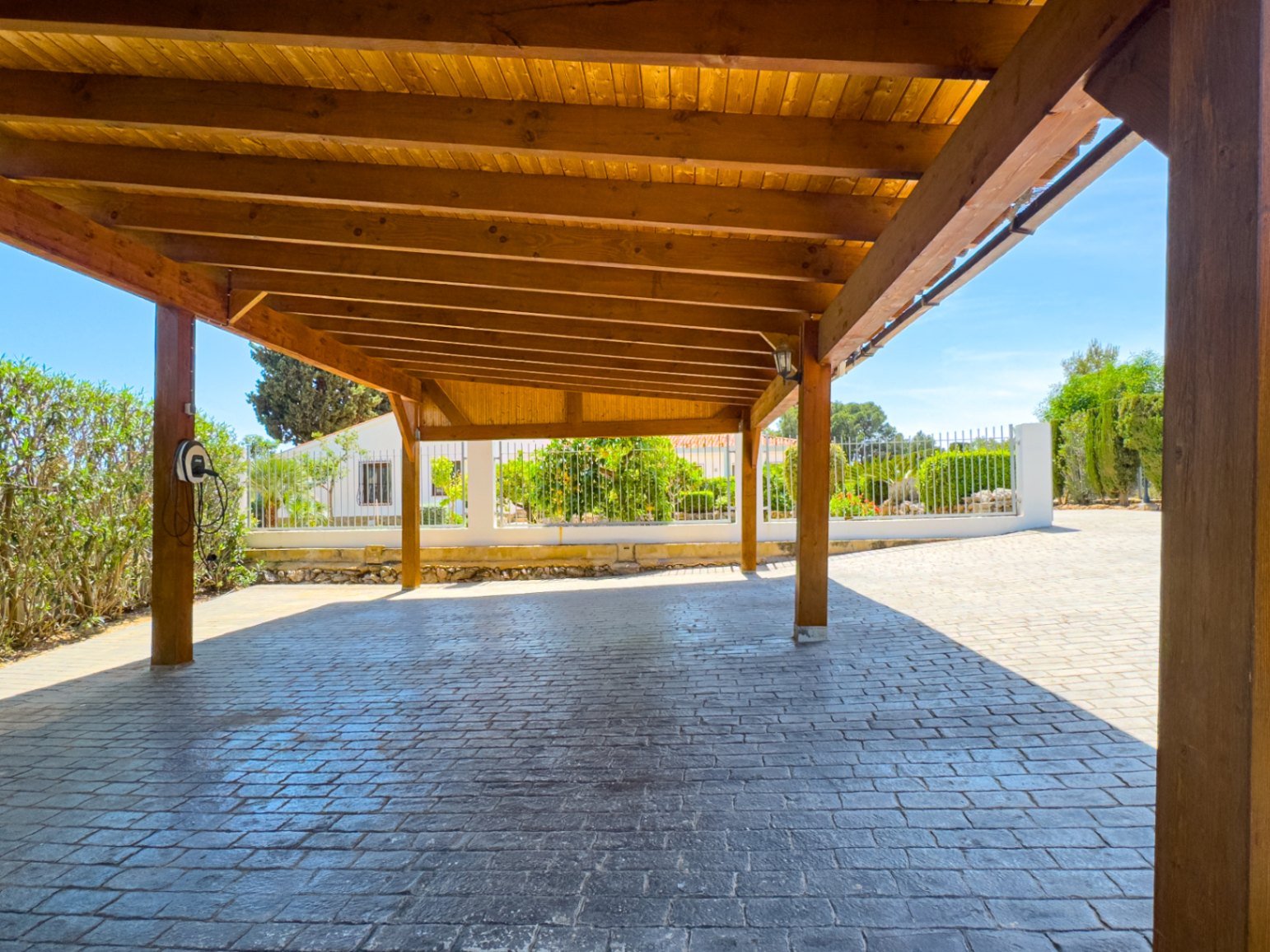 Privates Anwesen im mediterranen Finca-Stil mit freiem Blick auf die Berge und großzügigen Außenbereichen