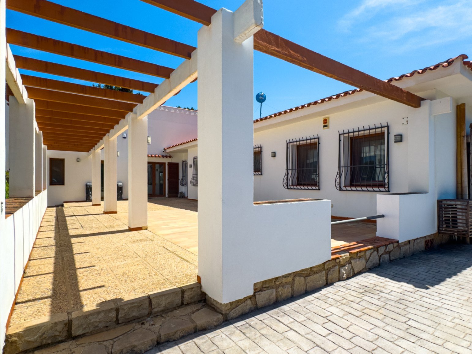 Privates Anwesen im mediterranen Finca-Stil mit freiem Blick auf die Berge und großzügigen Außenbereichen