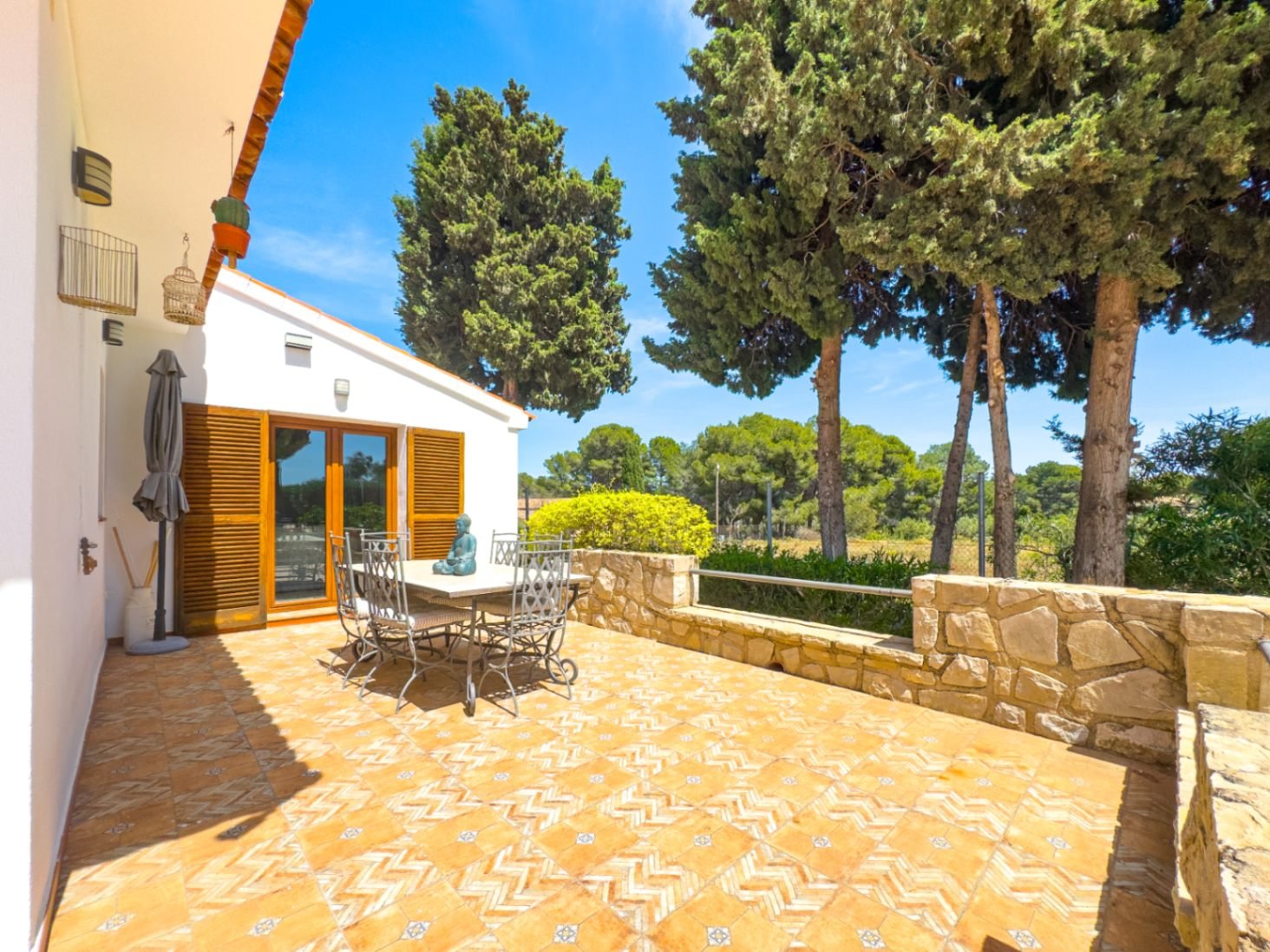 Privates Anwesen im mediterranen Finca-Stil mit freiem Blick auf die Berge und großzügigen Außenbereichen