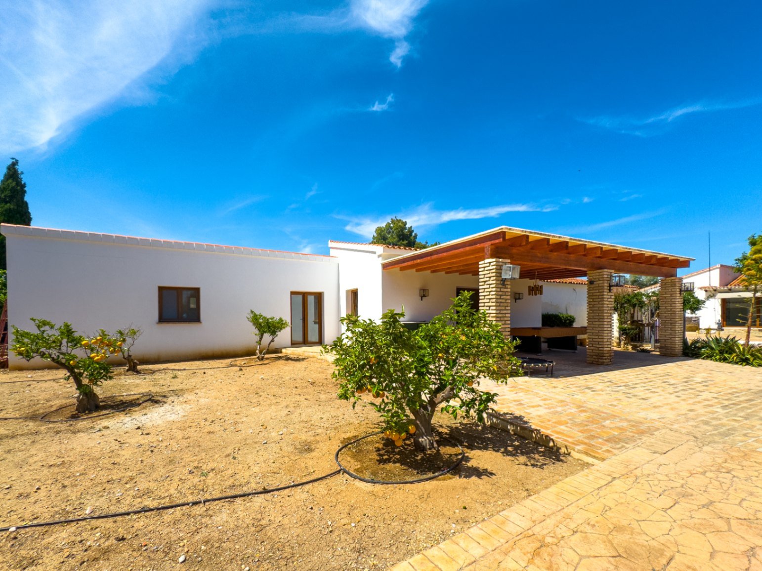 Privates Anwesen im mediterranen Finca-Stil mit freiem Blick auf die Berge und großzügigen Außenbereichen