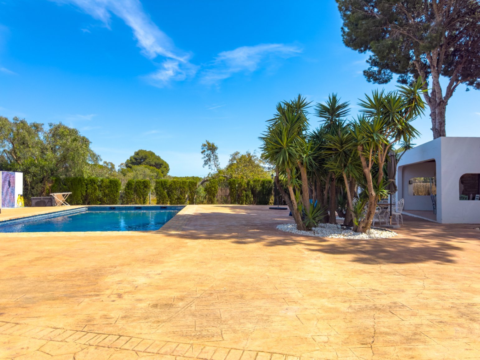 Privates Anwesen im mediterranen Finca-Stil mit freiem Blick auf die Berge und großzügigen Außenbereichen