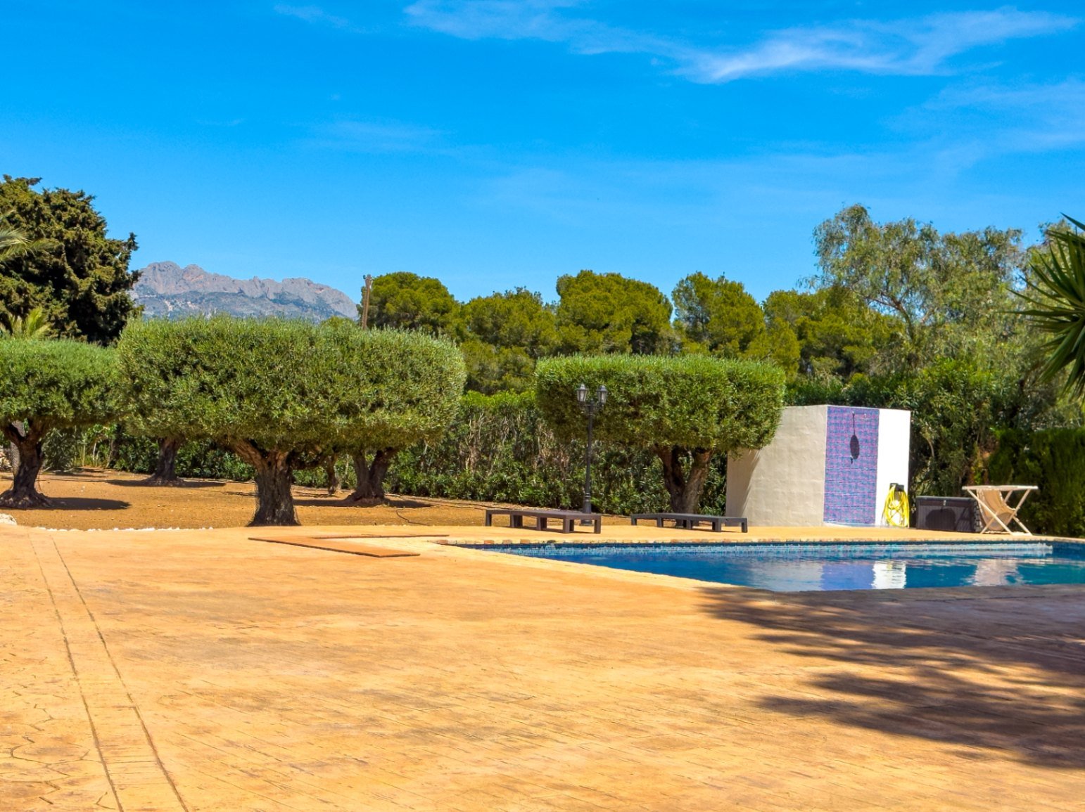 Privates Anwesen im mediterranen Finca-Stil mit freiem Blick auf die Berge und großzügigen Außenbereichen