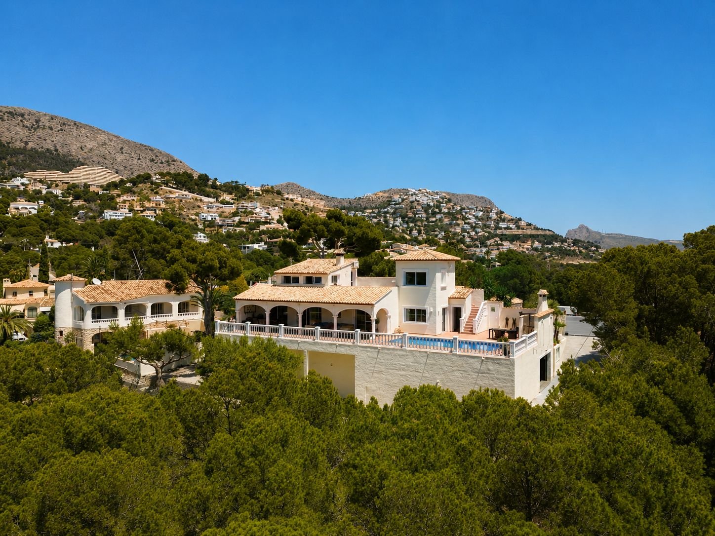 Südlich ausgerichtete Villa in ausgezeichnetem Zustand mit Panoramablick auf das Meer und die Berge