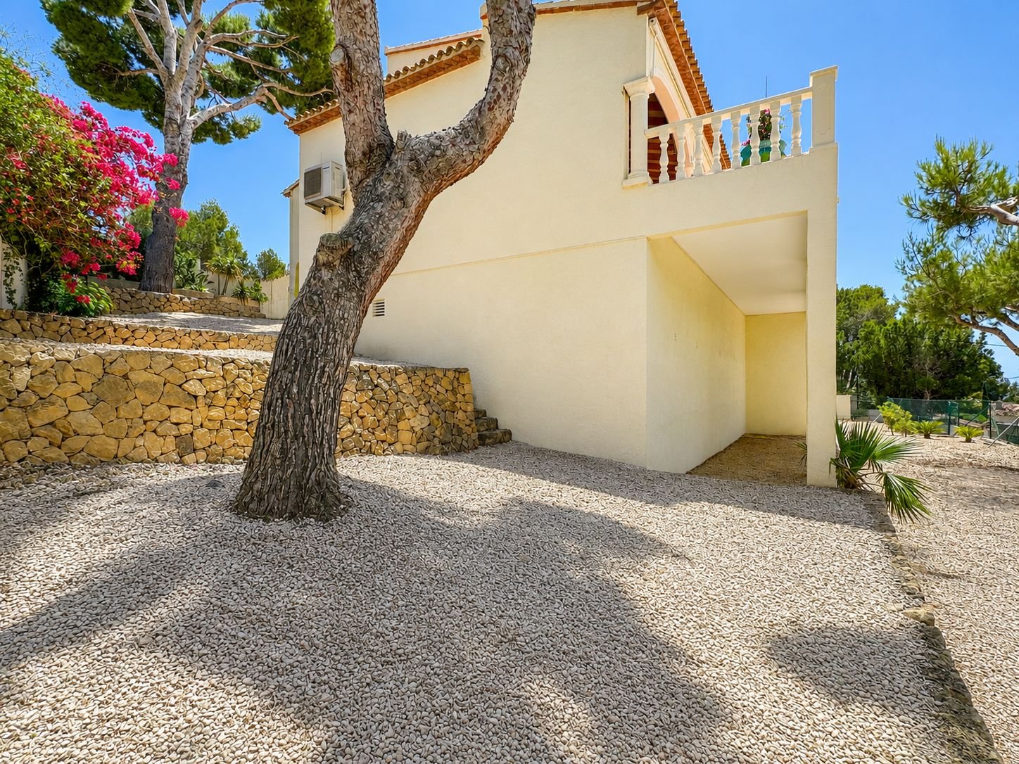 Südlich ausgerichtete Villa in ausgezeichnetem Zustand mit Panoramablick auf das Meer und die Berge