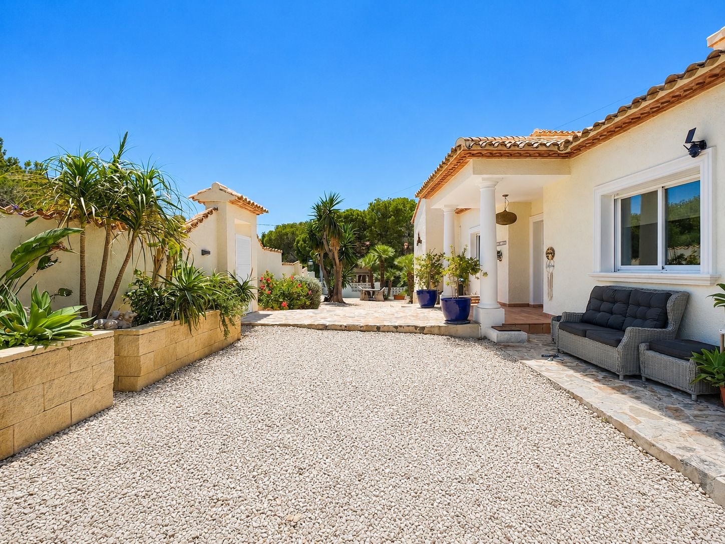 Südlich ausgerichtete Villa in ausgezeichnetem Zustand mit Panoramablick auf das Meer und die Berge