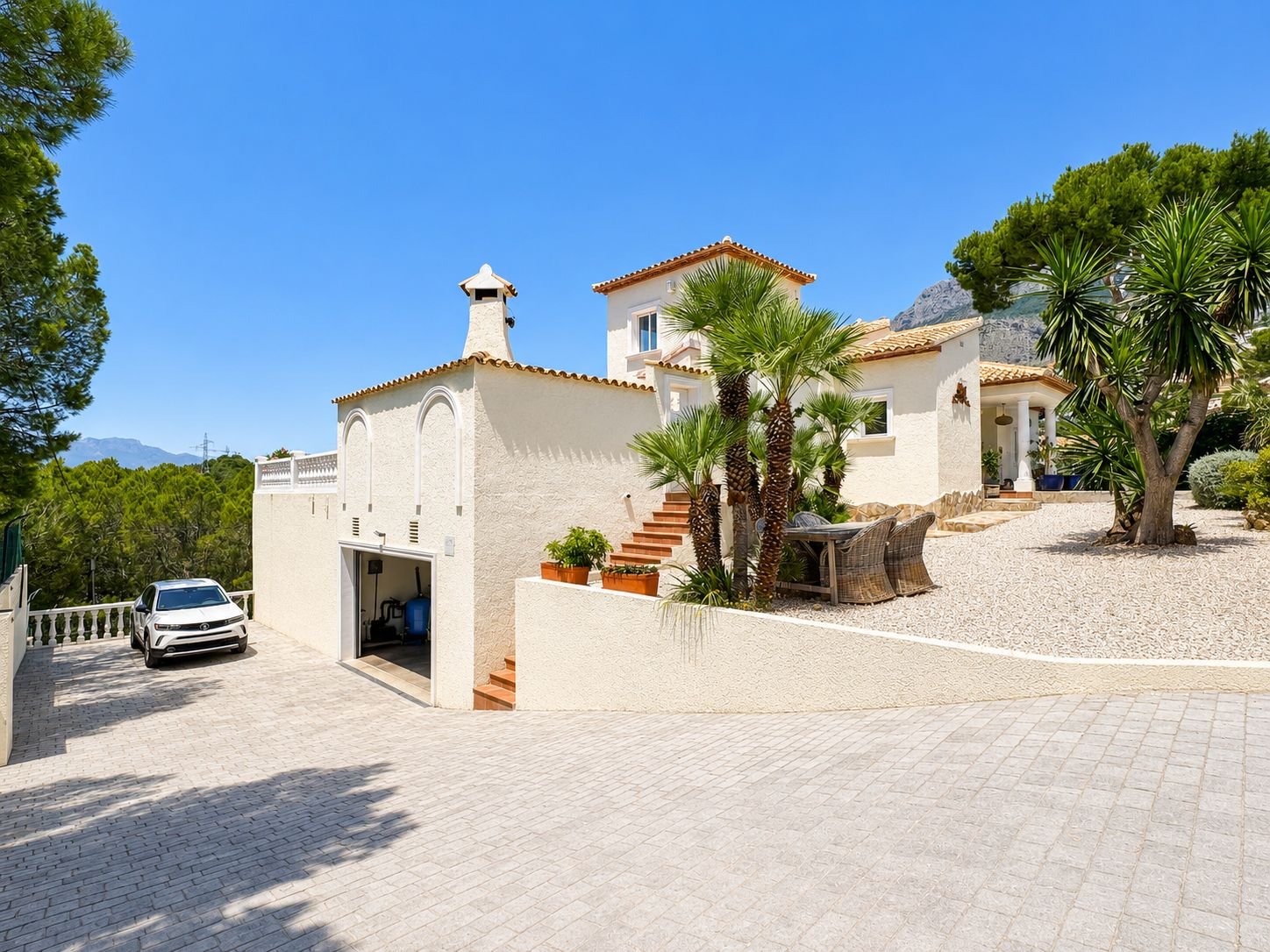 Südlich ausgerichtete Villa in ausgezeichnetem Zustand mit Panoramablick auf das Meer und die Berge