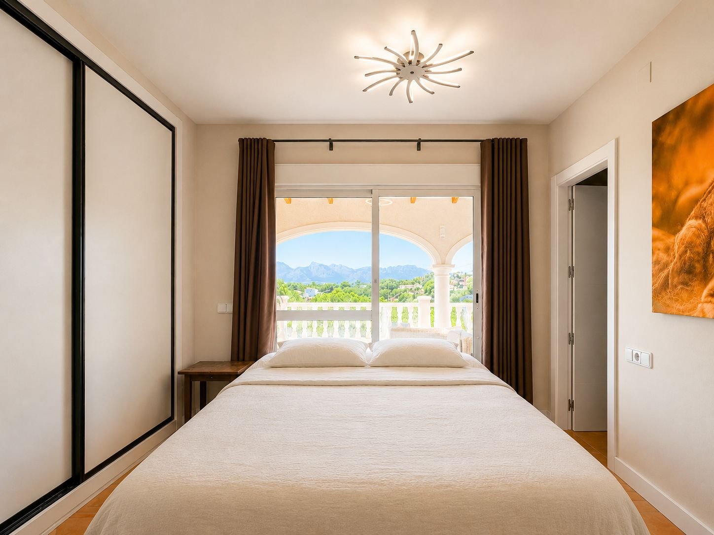 Südlich ausgerichtete Villa in ausgezeichnetem Zustand mit Panoramablick auf das Meer und die Berge