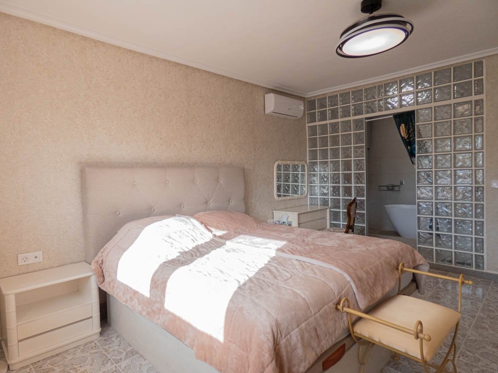 Wunderschöne renovierte Landhaus-Villa mit 7 Schlafzimmern, 7 Bädern, Klimaanlage, Zentralheizung, Doppelgarage und beheizbarem Privatpool
