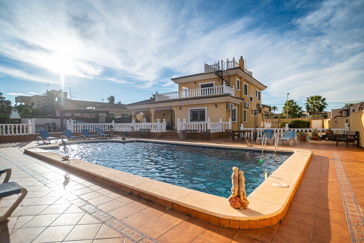 Wunderschöne Villa mit 6 Schlafzimmern, 6 Bädern, Dachterrasse, Alarmanlage und Privatpool