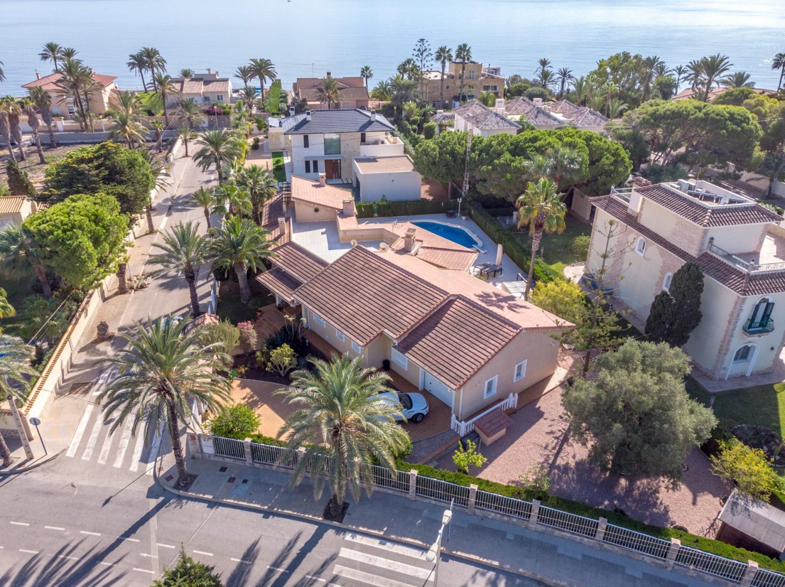 Prächtige freistehende Villa mit 3 Schlafzimmern, 4 Bädern, Fitnessraum, Sauna, Garage und Privatpool nur 1 km vom Strand