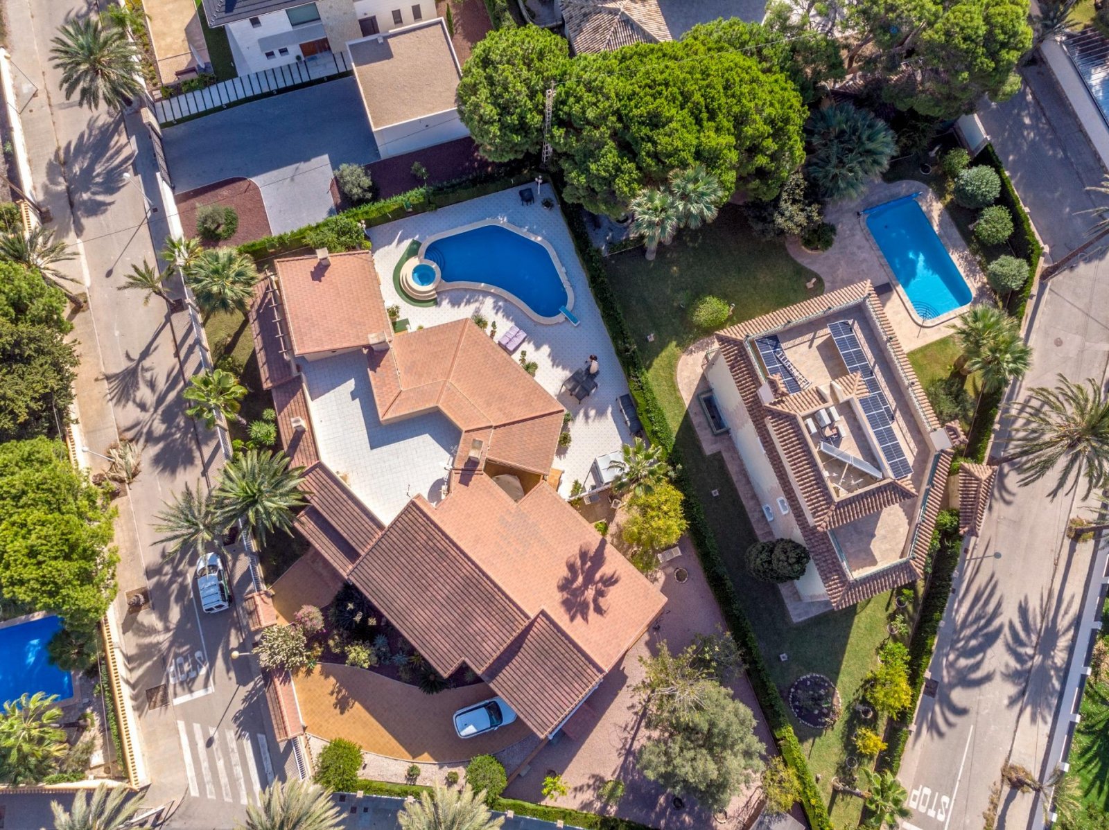 Prächtige freistehende Villa mit 3 Schlafzimmern, 4 Bädern, Fitnessraum, Sauna, Garage und Privatpool nur 1 km vom Strand