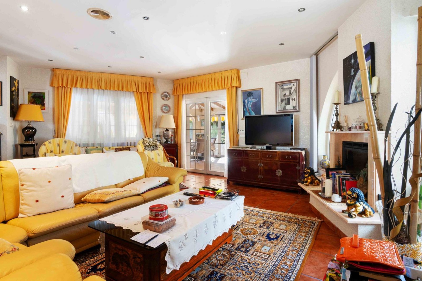Prächtige freistehende Villa mit 3 Schlafzimmern, 4 Bädern, Fitnessraum, Sauna, Garage und Privatpool nur 1 km vom Strand