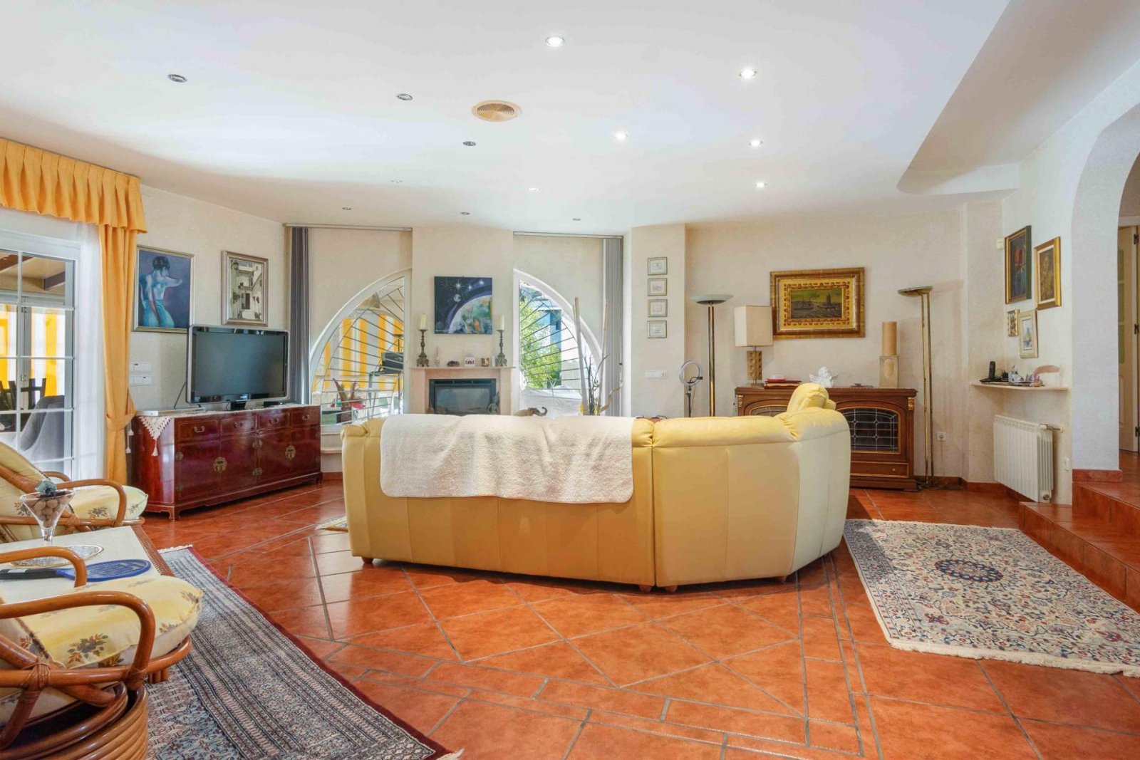 Prächtige freistehende Villa mit 3 Schlafzimmern, 4 Bädern, Fitnessraum, Sauna, Garage und Privatpool nur 1 km vom Strand