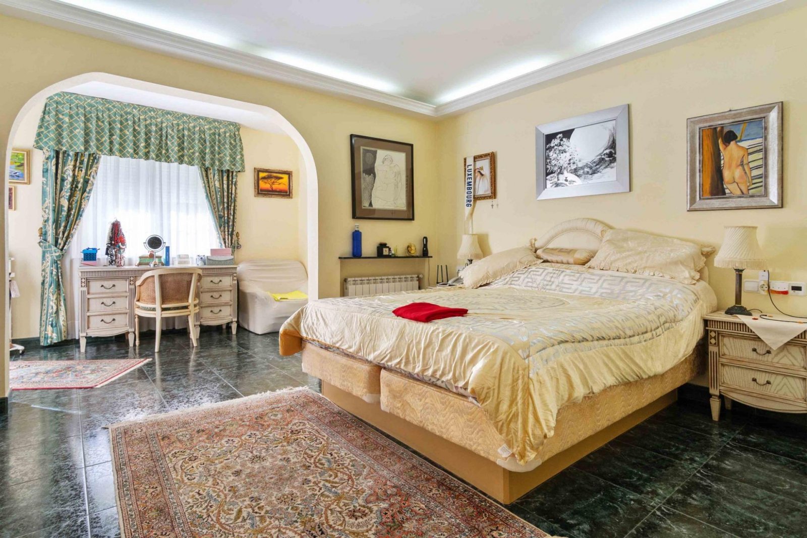 Prächtige freistehende Villa mit 3 Schlafzimmern, 4 Bädern, Fitnessraum, Sauna, Garage und Privatpool nur 1 km vom Strand